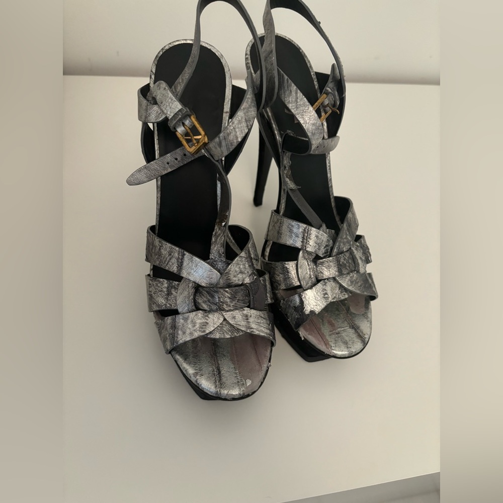 Classic Saint Laurent heel.Comes in original box